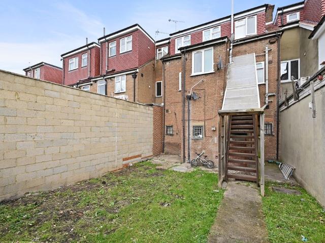 Apartment for rent in London Borough of Ealing, Greenford