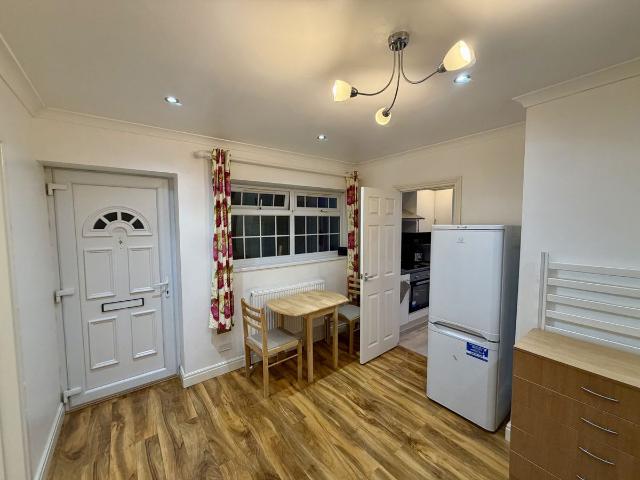 Apartment for rent in London Borough of Ealing, Greenford