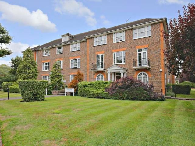 Apartment for rent in Northwood, Greater London