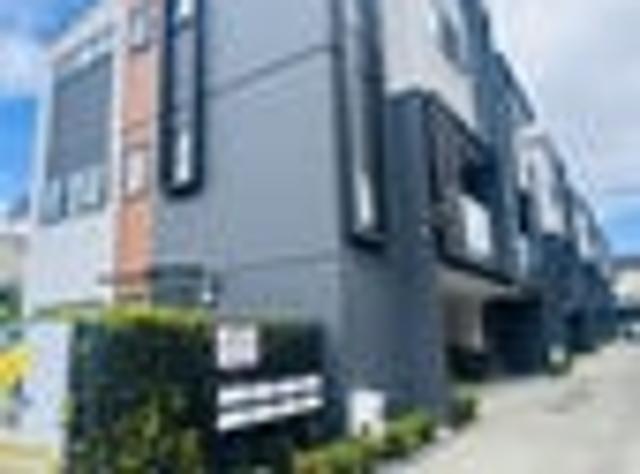 Townhouse for rent in Greenlane, Albert-Eden