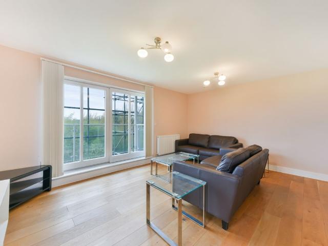 Apartment for rent in London Borough of Merton, Raynes Park