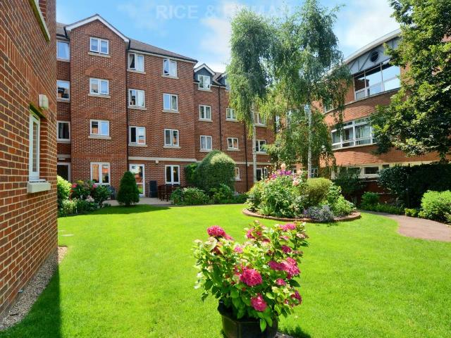 Apartment for rent in Woodcote, Epsom