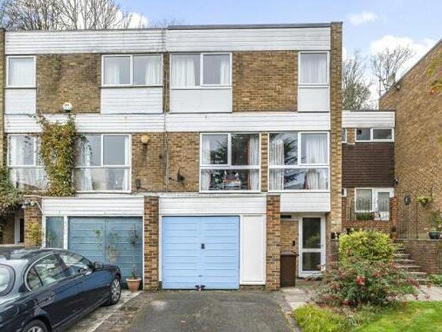 House for sale in Hillview, Surrey