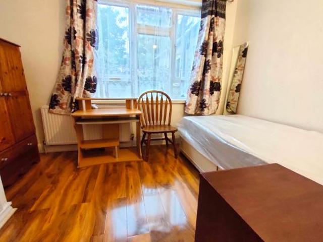 Room for rent in Charlton, Greater London