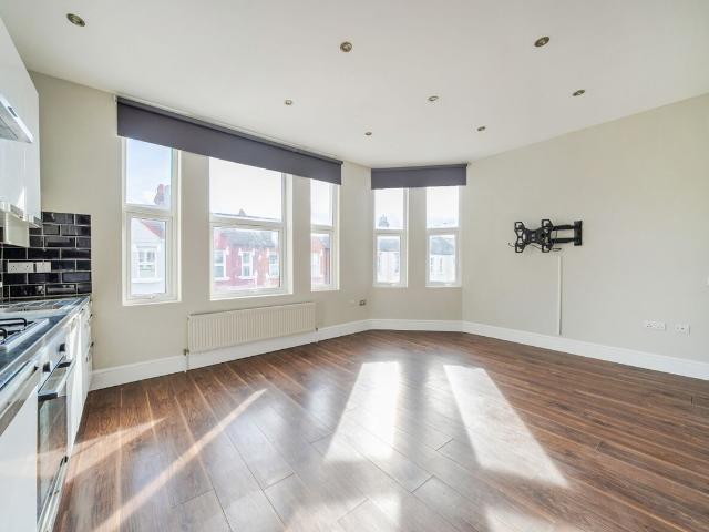 Apartment for rent in London Borough of Merton, Collier's Wood