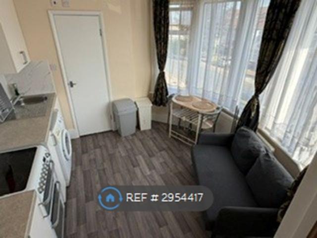 Studio for rent in Bowes, Greater London