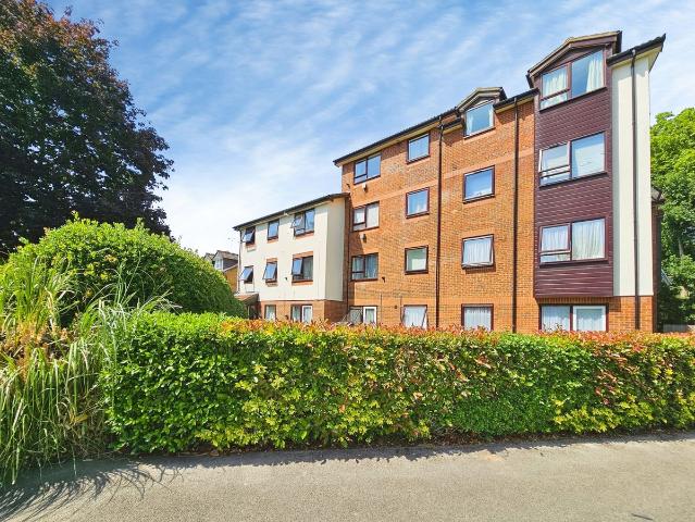 Apartment for rent in Knowle Green, Lower Halliford