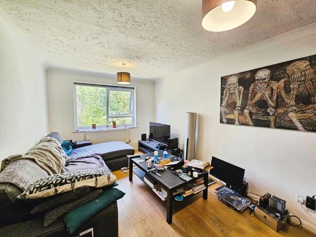 Apartment for rent in Knowle Green, Lower Halliford
