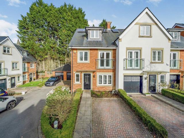 House for rent in Pachesham Park, Surrey