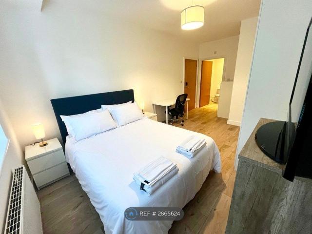 House for rent in London Borough of Ealing, Park Royal