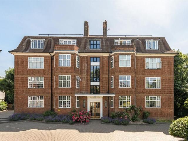 Apartment for rent in London Borough of Merton, Raynes Park
