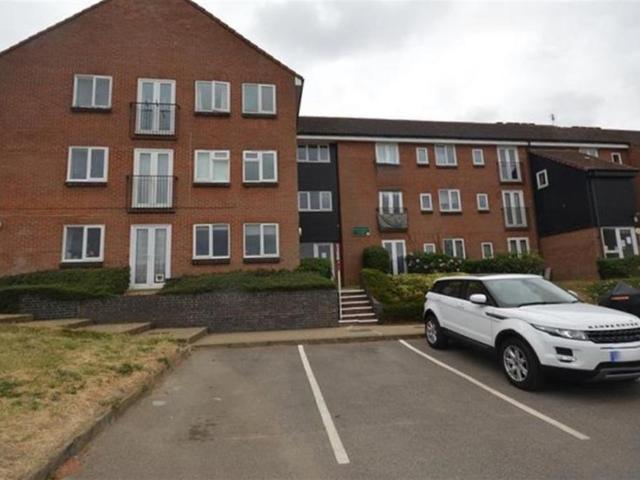 Flat for sale in Chipping Hill, Essex