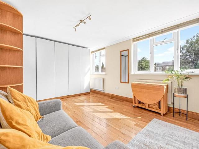 Flat for sale in London Borough of Ealing, Greater London