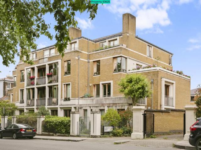 Flat for sale in Highbury, Greater London