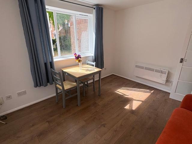 Apartment for rent in Bowes, Greater London