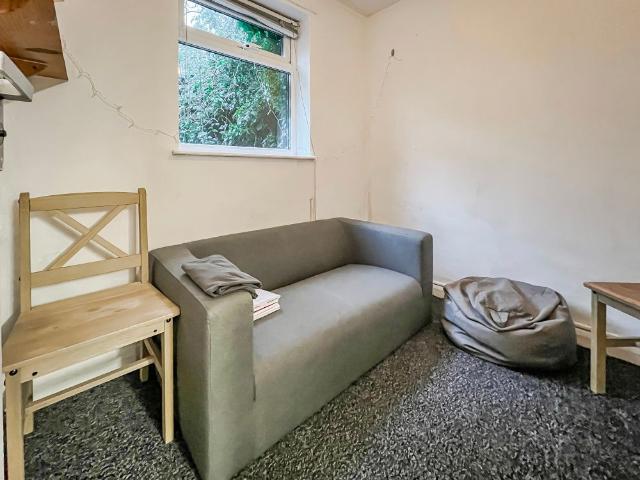Room for rent in Robin Hood, The Slade