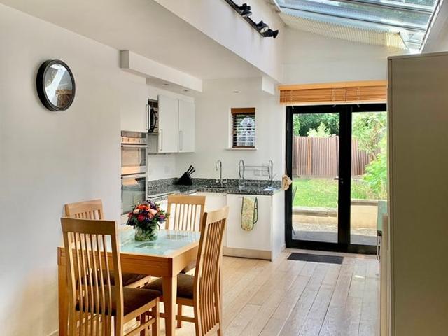 Apartment for rent in London Borough of Merton, Merton Park