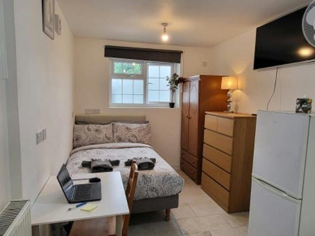 Studio for rent in London Borough of Ealing, Greater London