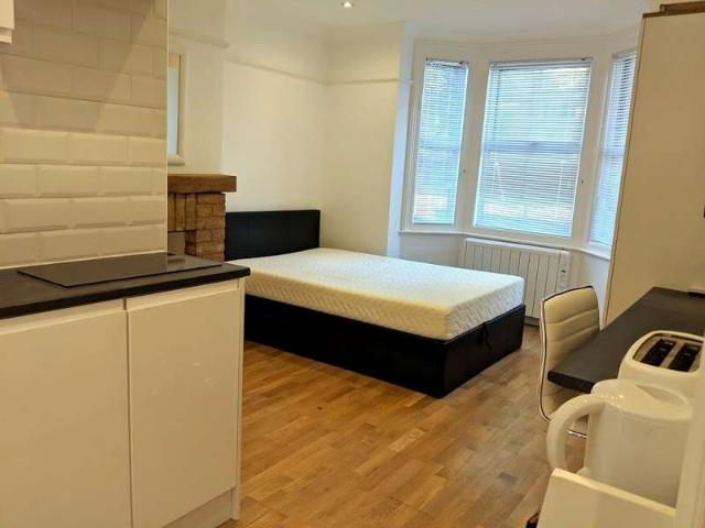 Maisonette for rent in Row Town, Surrey