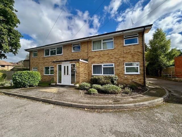 Apartment for rent in Heol-las, Surrey