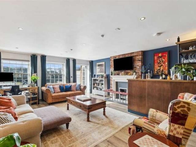 Townhouse for rent in Strand-on-the-Green, Greater London