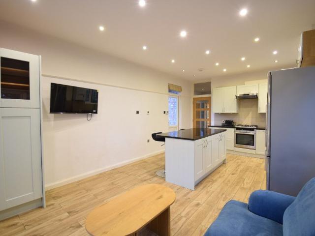 Room for rent in London Borough of Hounslow, Strand