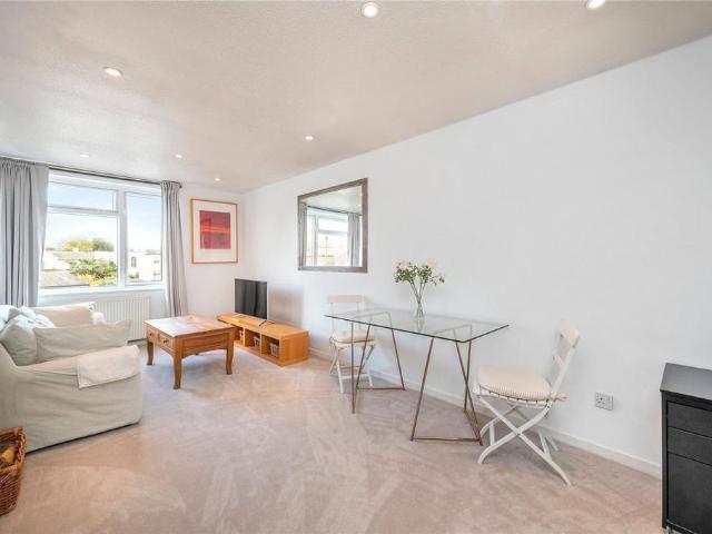 Apartment for rent in Mortlake, Greater London