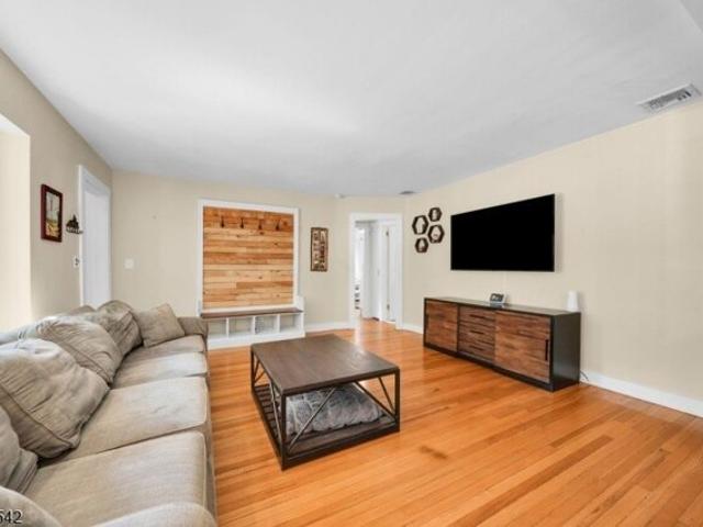 House for sale in Oakland, Bergen County