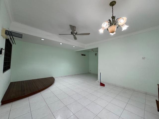 Terraced House for sale in Malaka