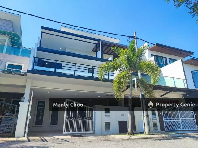 Terraced House for sale in Malaka