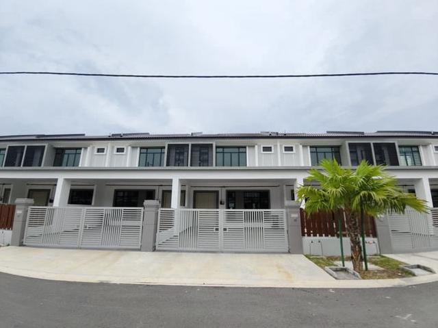 Terraced House for sale in Malaka