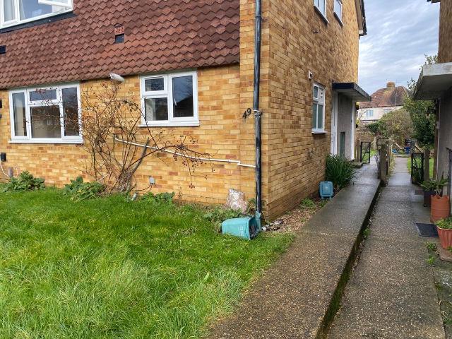 Apartment for rent in Lampton, Greater London