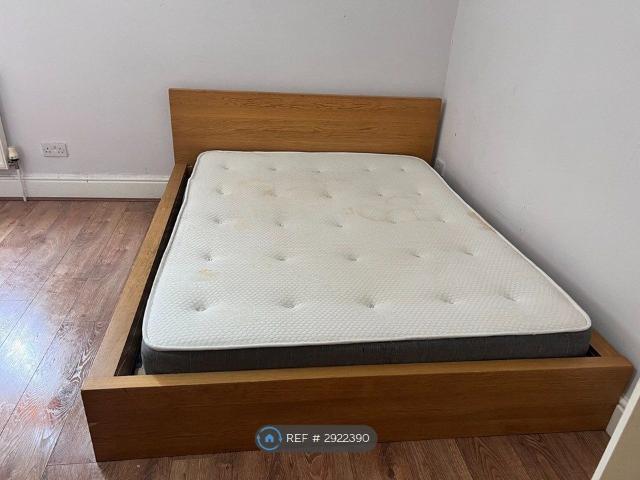 Room for rent in Stoneycroft, Calderstones