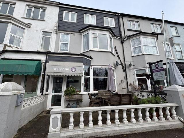 Commercial for sale in Livermead