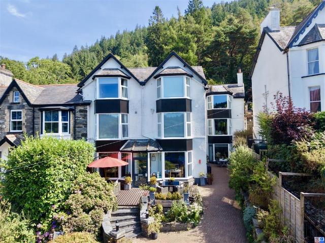 Commercial for sale in Betws-y-coed, Wales