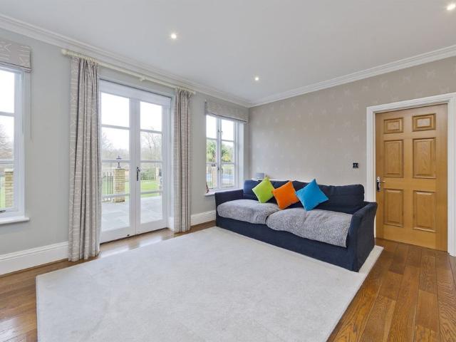 House for rent in Row Town, Surrey
