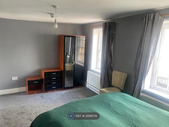 Room for rent in Row Town, Surrey
