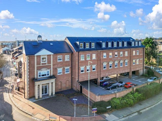 Apartment for rent in Row Town, Surrey