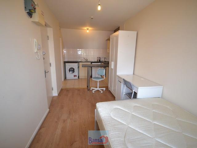 Studio for rent in West Midlands