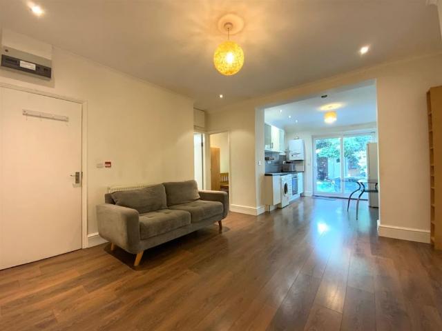 Apartment for rent in London Borough of Hounslow, Cat Hill