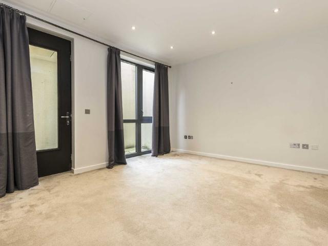 Apartment for rent in Strand-on-the-Green, Greater London