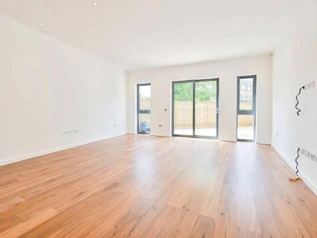 House for rent in London Borough of Hounslow, Strand