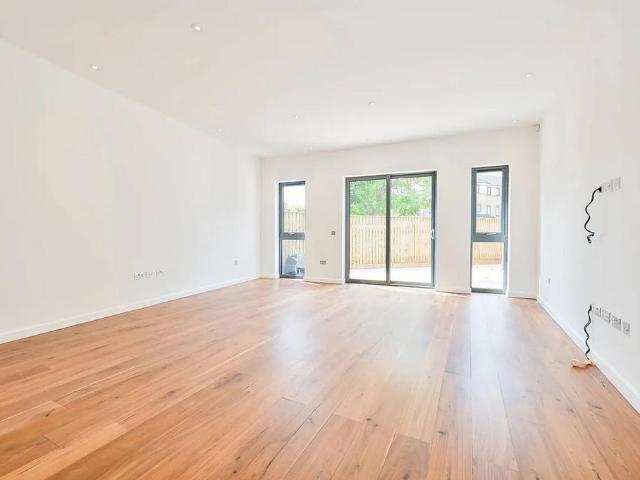 House for rent in London Borough of Hounslow, Strand