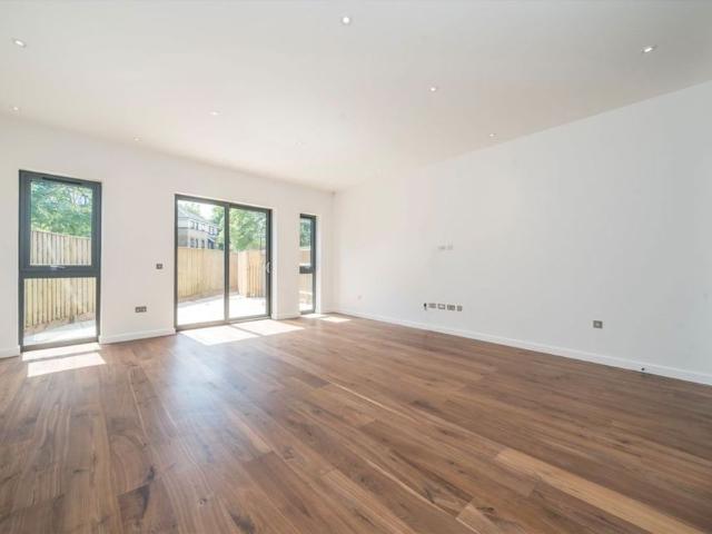 Apartment for rent in Strand-on-the-Green, Greater London