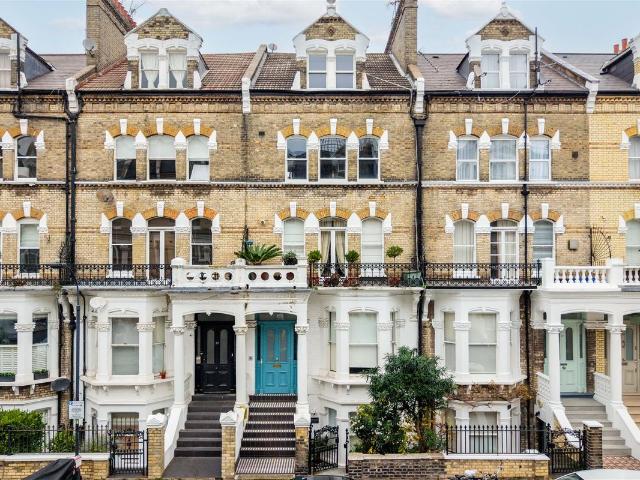 Apartment for rent in West Kensington, Greater London