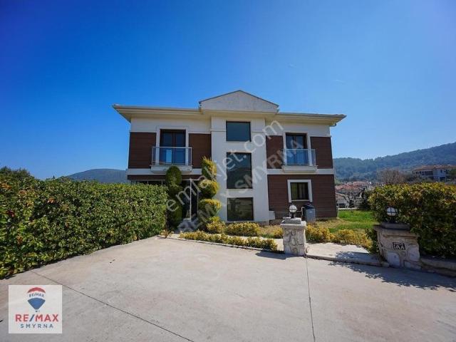 Çamlı Mahallesi, Güzelbahçe içerisinde satılık Villa