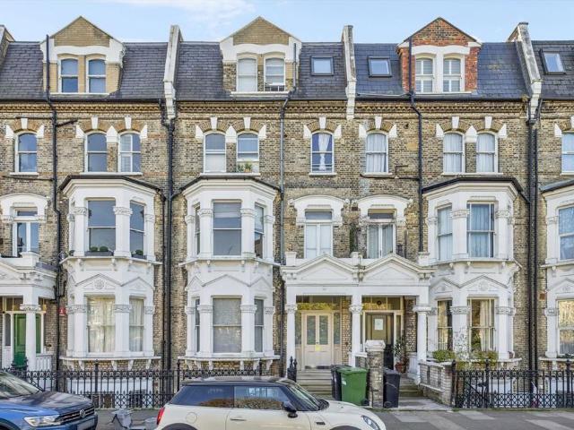 Apartment for rent in West Kensington, Greater London