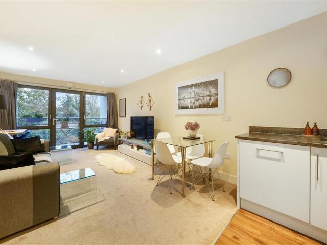Apartment for rent in Battersea, Greater London