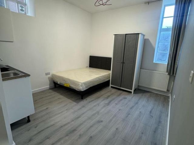 Studio for rent in Canons Park, Greater London