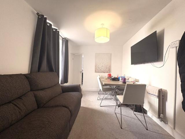 Room for rent in Pengam Green, Falcon Lodge